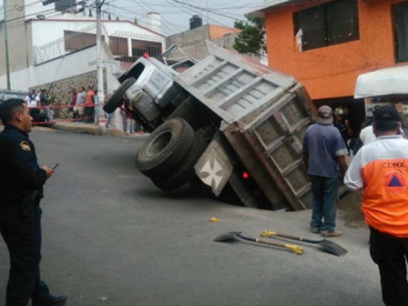 Camión cae en socavón en Tlalpan