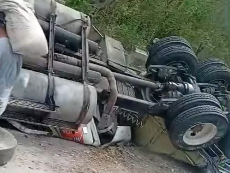 Camión cargado con cemento vuelca en curva “Mojón”, Huatulco-Salina Cruz
