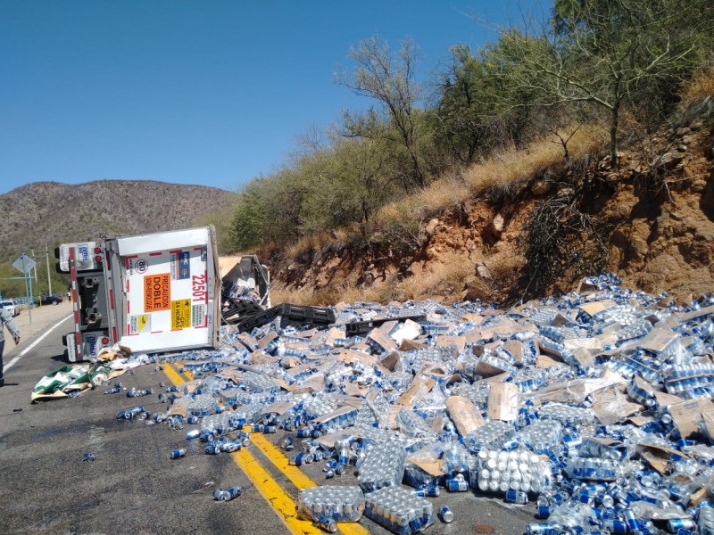 Camión cargado con cerveza vuelca sobre carretera a Ures