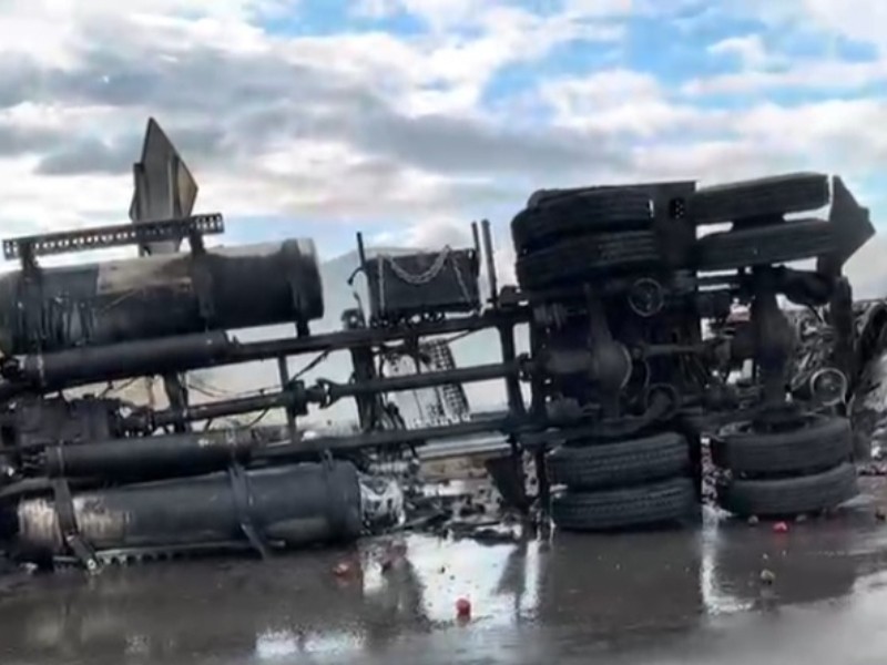 Camión cargado con manzanas vuelca e incendia en Hermosillo