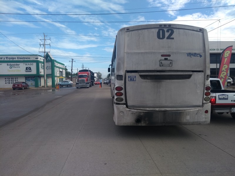 Camión 'chatarra' se descompone en rua federal