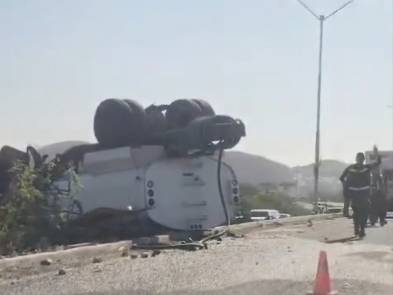 Camión cisterna vuelca en carretera, causando tráfico lento