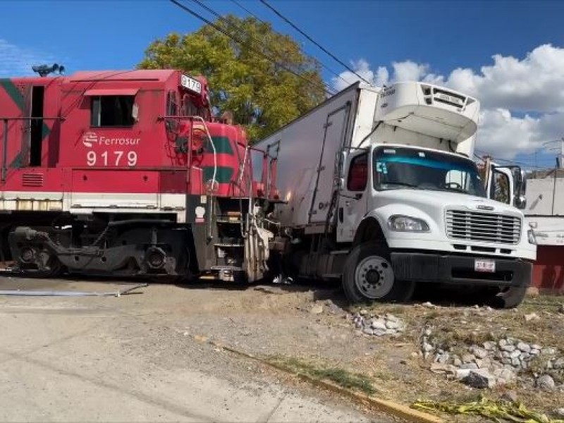 Camión colisionó con tren por intentar ganarle en Tehuacán