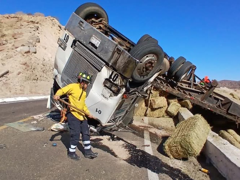 Camión con alfalfa vuelca en cuesta del infierno