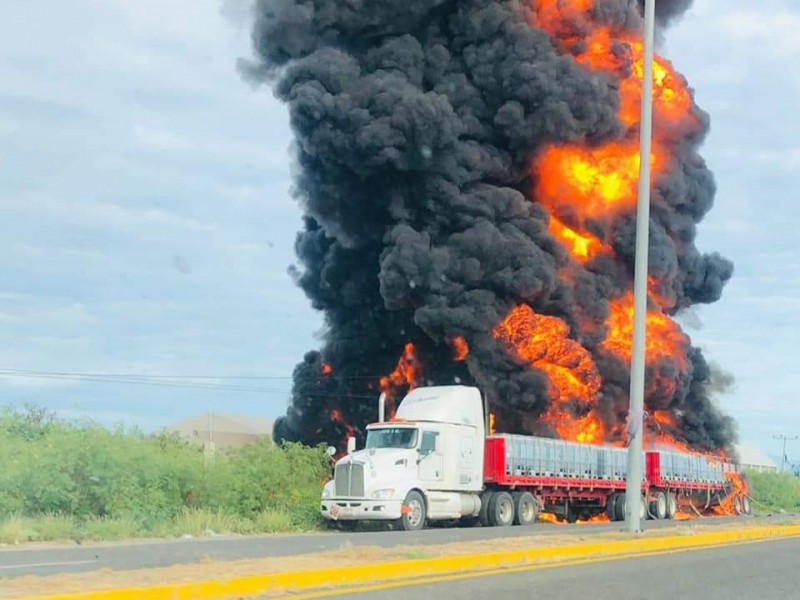 Camión con material inflamable se incendia en Tehuantepec