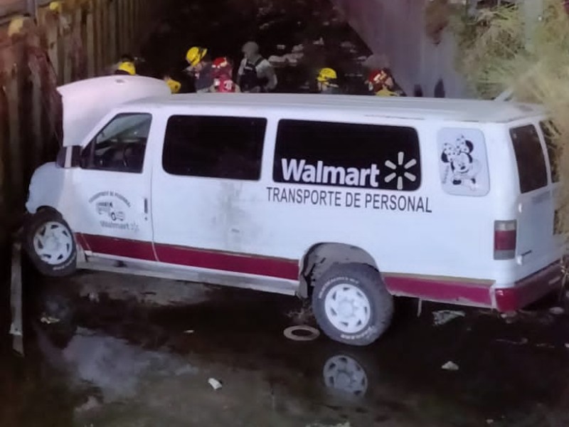 Camión con personal cae al canal de Zona Dorada, en Culiacán