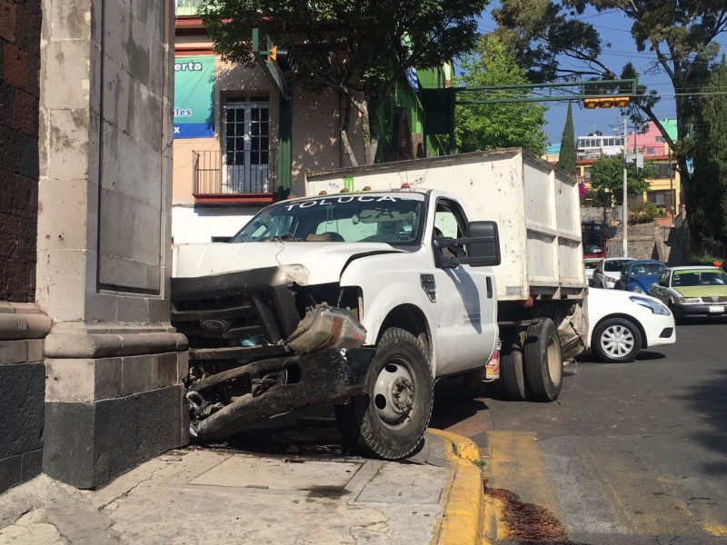 Camión de basura impacta en Palacio Gobierno