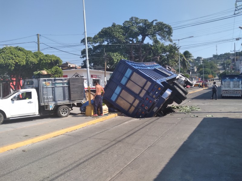 Camión de carga cae en un socavón en Salina Cruz
