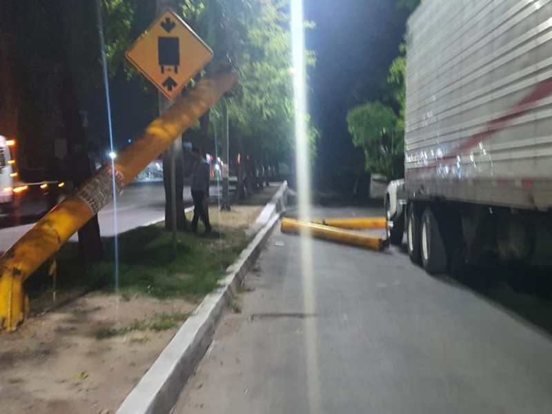 Camión de carga derriba señalamiento en puente a desnivel