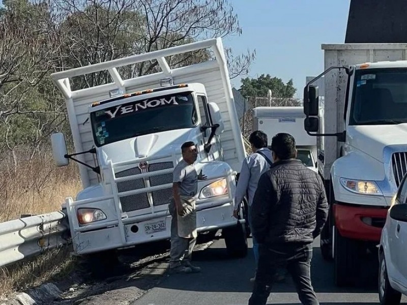 Camión de carga provoca choque en la Atlixco-Puebla