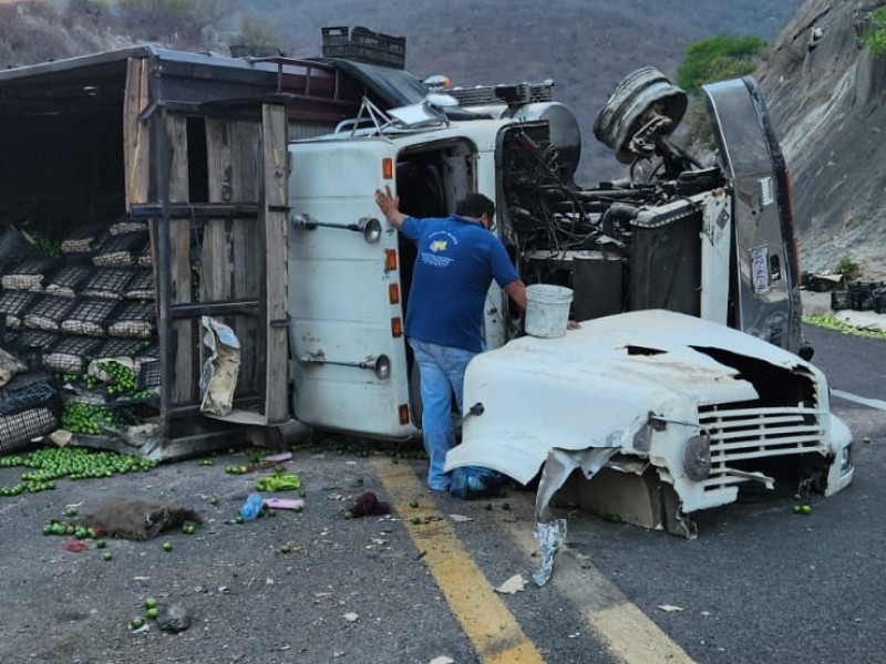 Camión de carga termina volcado en Miahuatlán