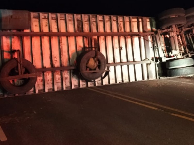 Camión de carga vuelca sobre tramo carretero Ímuris-Cananea