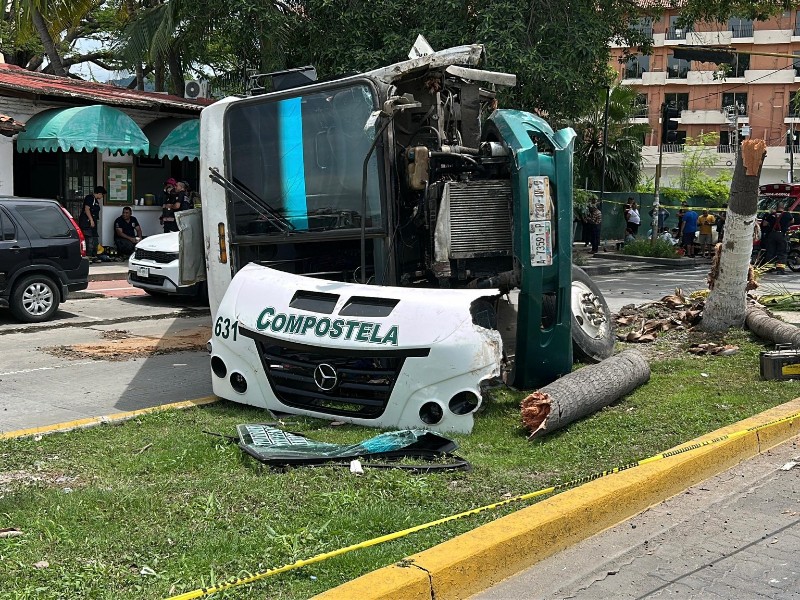 Camión de Compostela vuelca en Puerto Vallarta frente a Plaza las Glorias