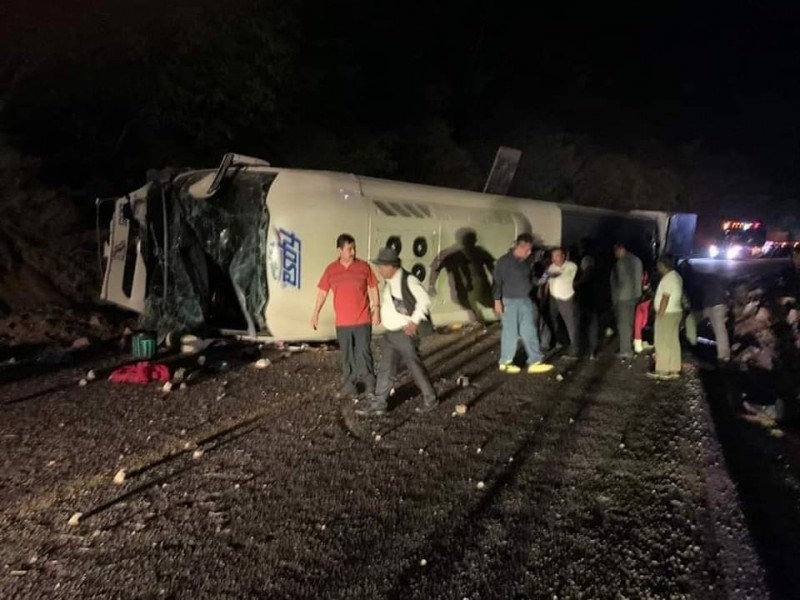 Camión de pasajeros FYPSA se vuelca en el camarón Yautepec