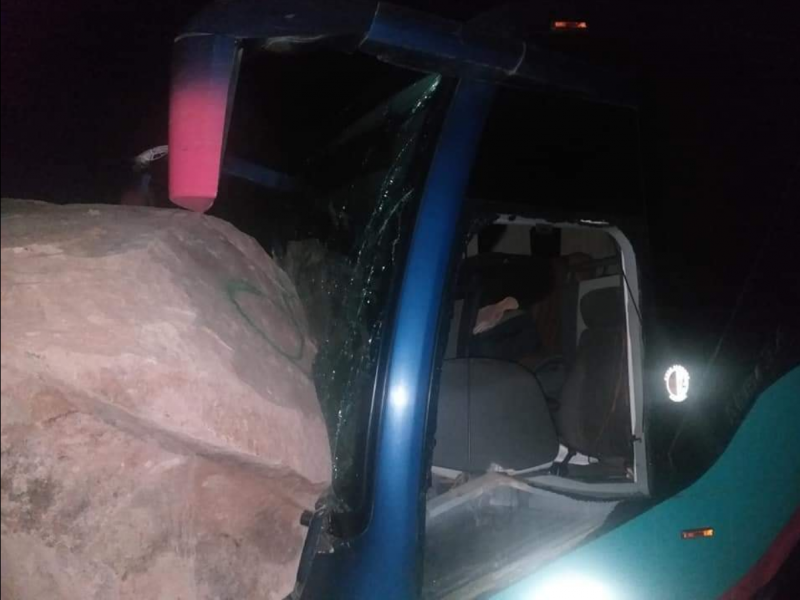 Camión de pasajeros se estrelló contra roca en la sierra