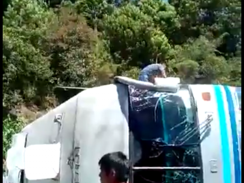 Camión de turistas volcó en Huixtán