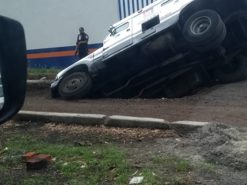 Camioneta de Valores cae a zanja en obra en Morelia