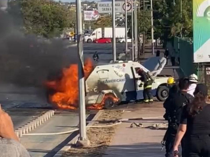 Camión de Valores se incendia a sector Tres Ríos
