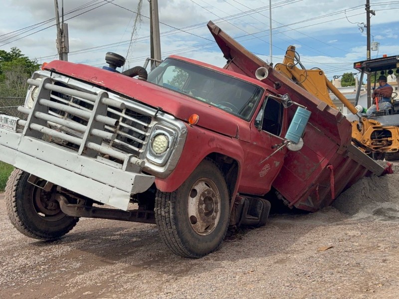 Camión de volteo cae en socavón en la colonia Lázaro Cárdenas