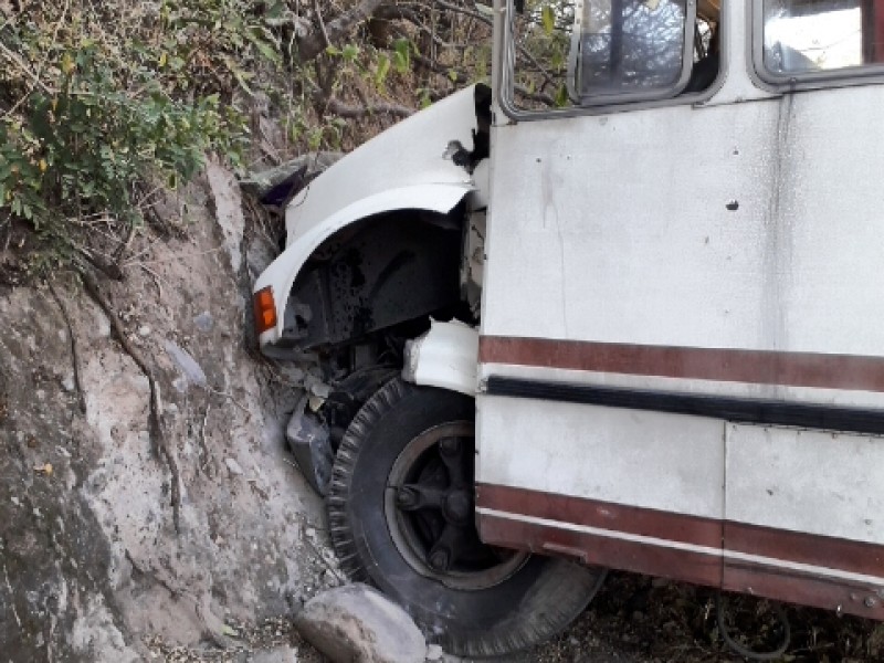 Camión del DIF de Comala choca contra cerro