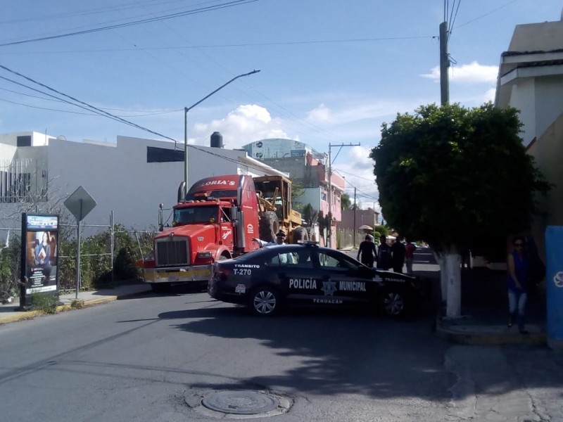 Camión de carga tira cables del Fraccionamiento Reforma