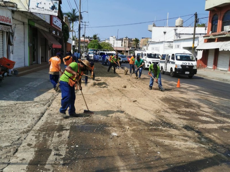 Camión derrama aceite sobre calle Heroico Colegio Militar