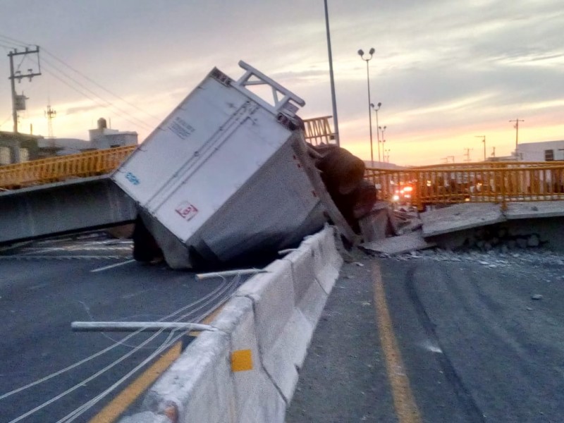 Camión derriba puente peatonal