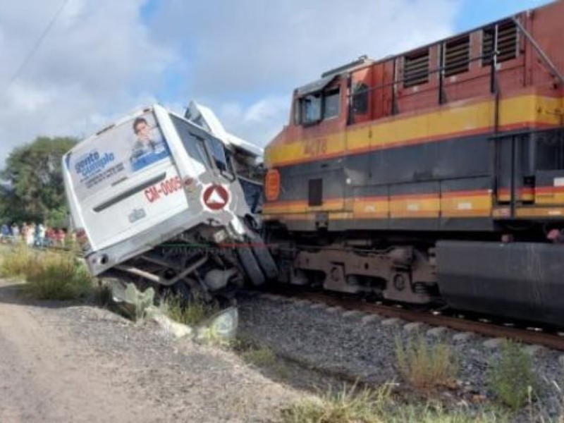 Camión intenta ganarle el paso al tren y termina arrollado en Guanajuato