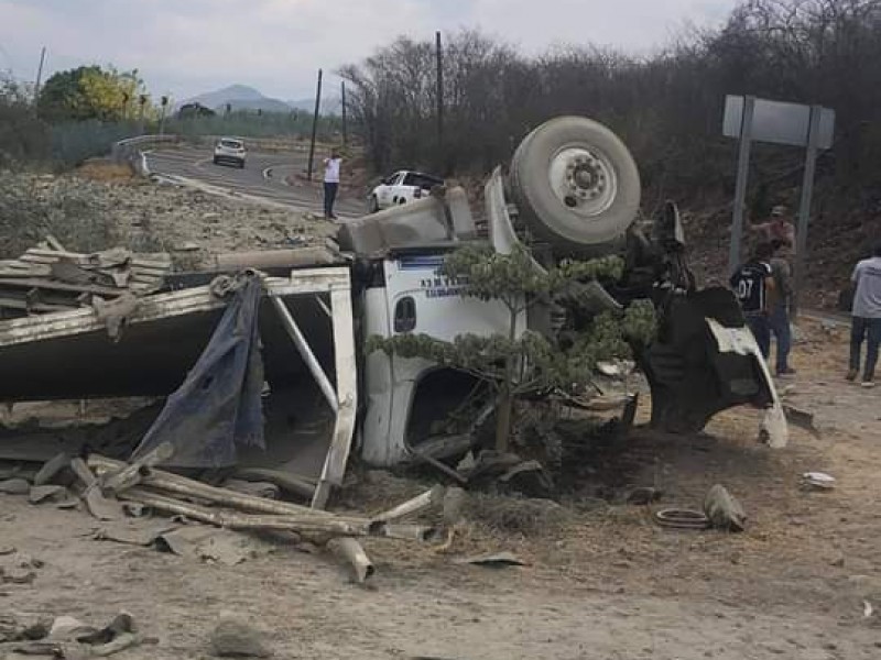 Camión que transportaba cemento sufre volcadura en el Camarón Yautepec