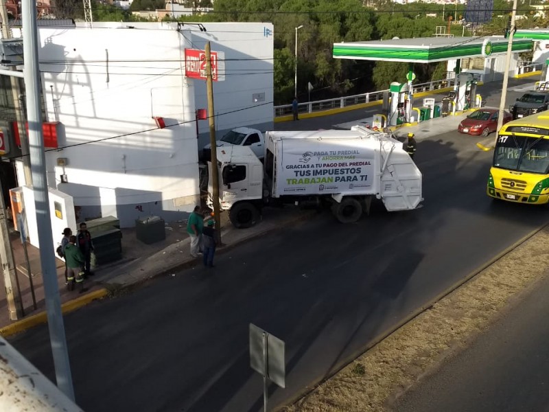 Camión recolector choca en el bulevar