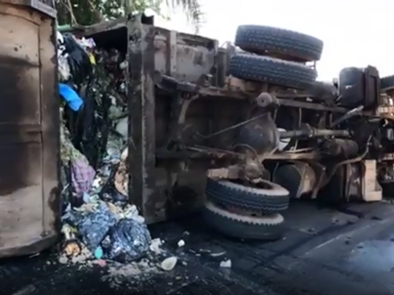 Camión recolector de basura se volcó en Libramiento