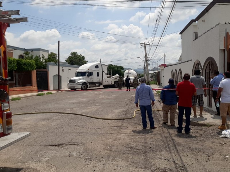 Camión repartidor de Gas LP cae en socavón