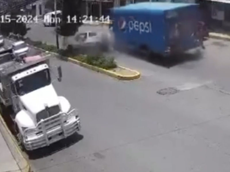 Camión repartidor impacta contra 2 autos en Tultitlán