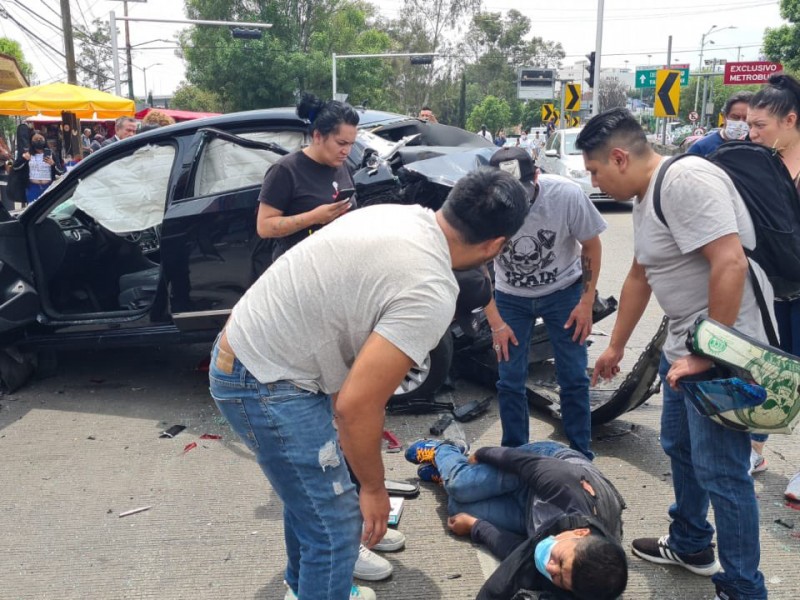 Camión se queda sin frenos y choca contra 4 vehículos