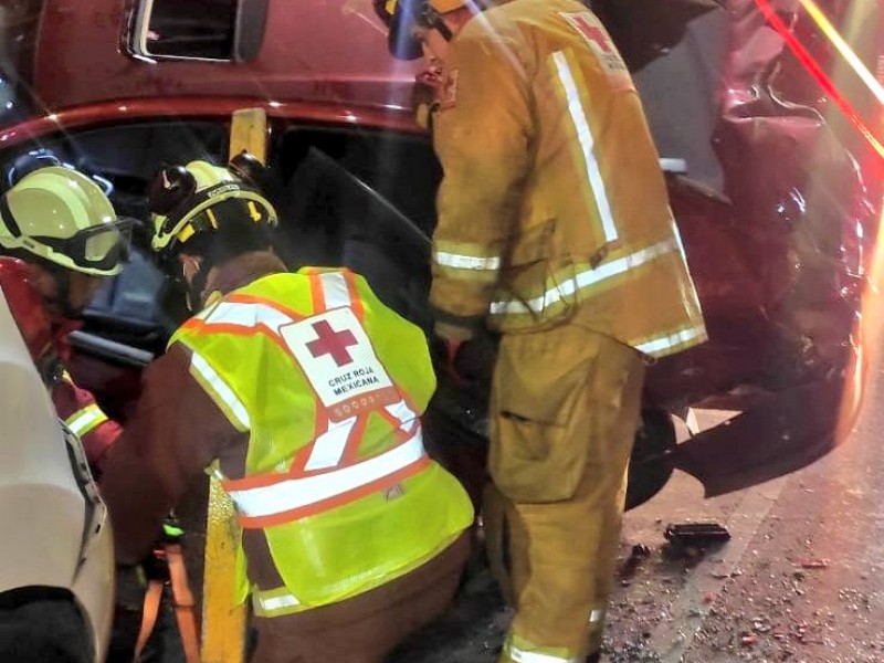 Camión se queda sin frenos y provoca accidente