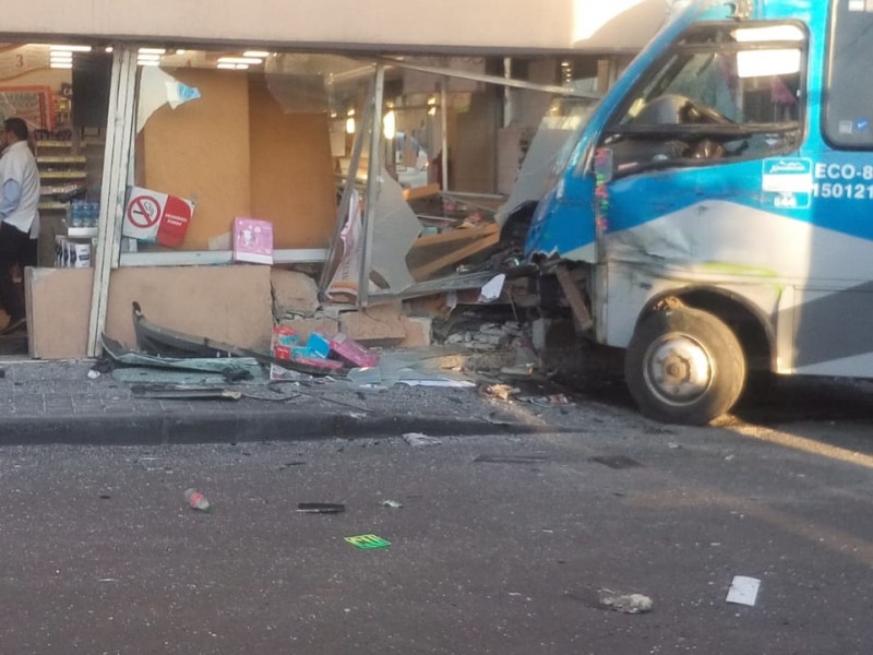 Camión termina dentro de farmacia en Toluca