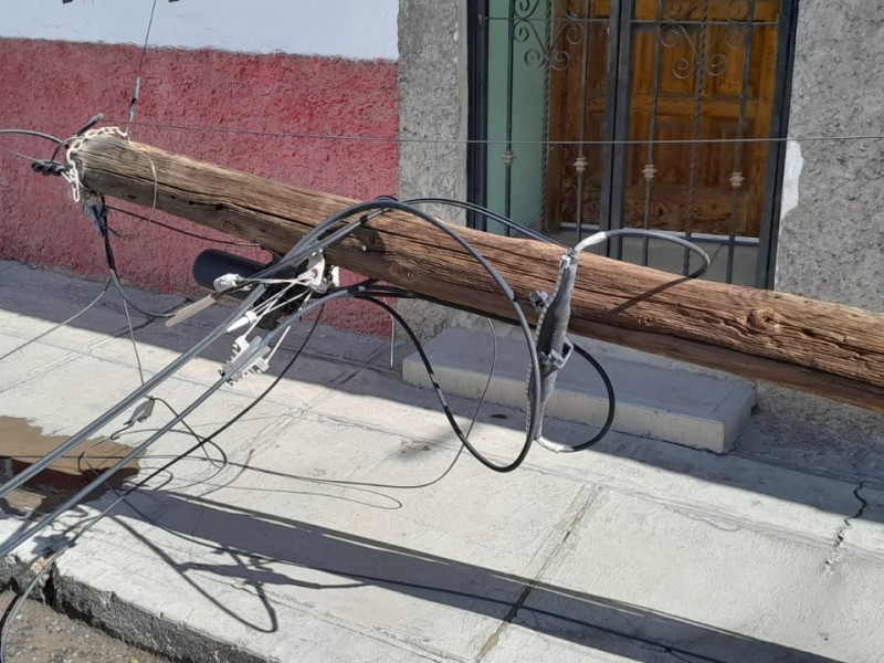 Camión trocero tumbo poste de la CFE