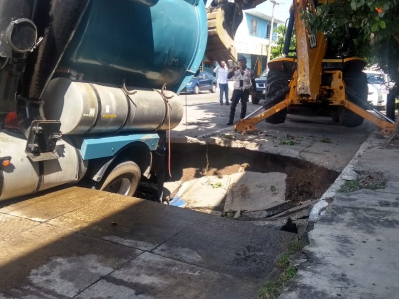 Camión vactor cae en hundimiento