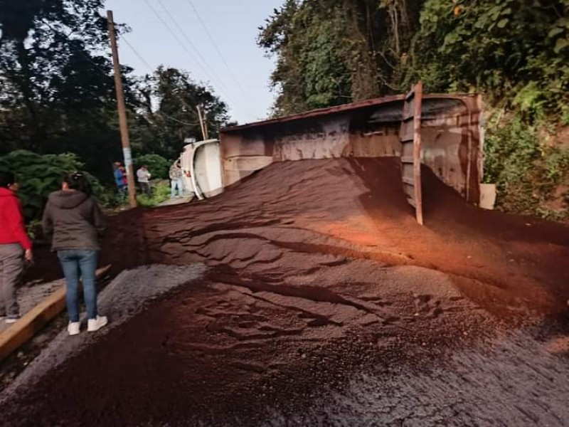 Camión volcó sobre carretera Xalapa-Naolinco; bloqueó paso en Jilotepec