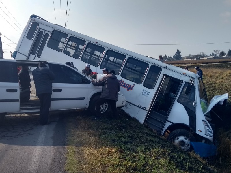 Camión y tráiler chocan en Toluca