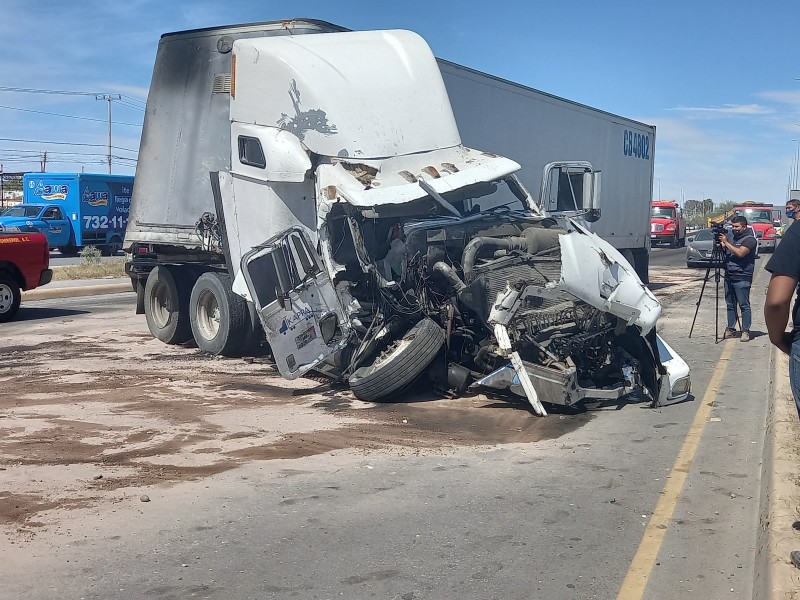Camión y trailers protagonizan fuerte accidente sobre el Periférico