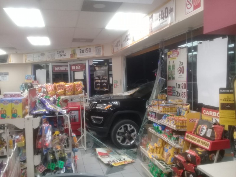 Camioneta terminó en el interior de un Oxxo