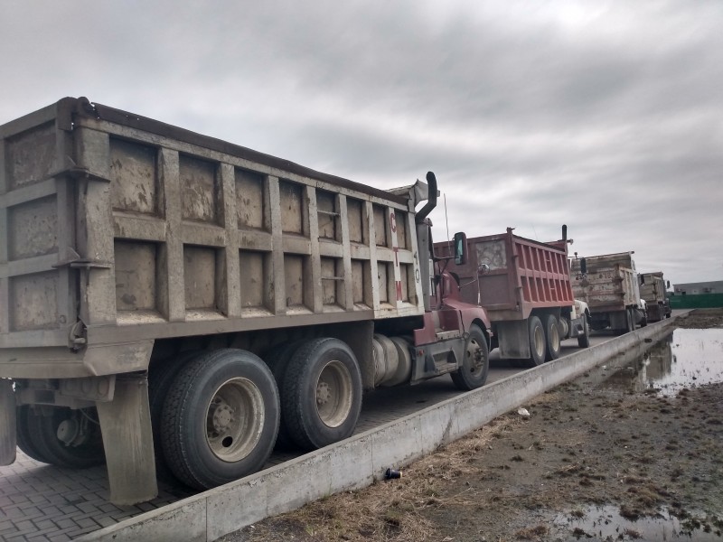 Camioneros detienen unidades por falta de trabajo