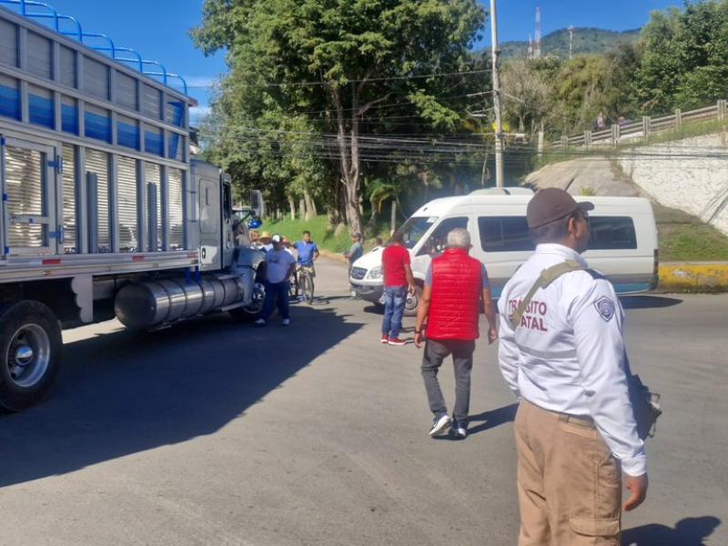Camioneros llevan bloqueos a Perote; mantienen cierres carreteros en Veracruz