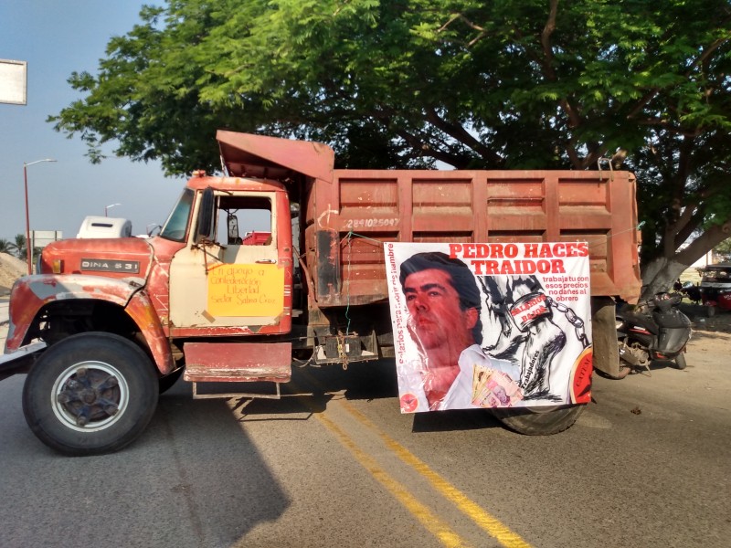 Camioneros protestan con bloqueos carreteros en plena pandemia