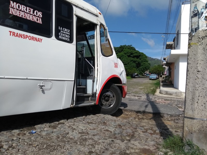 Camiones deterioran calle Halcón en el Tecolote