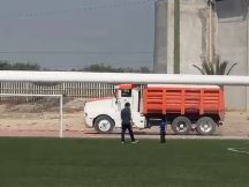 Camiones de carga sobre pista de tartán molesta deportistas