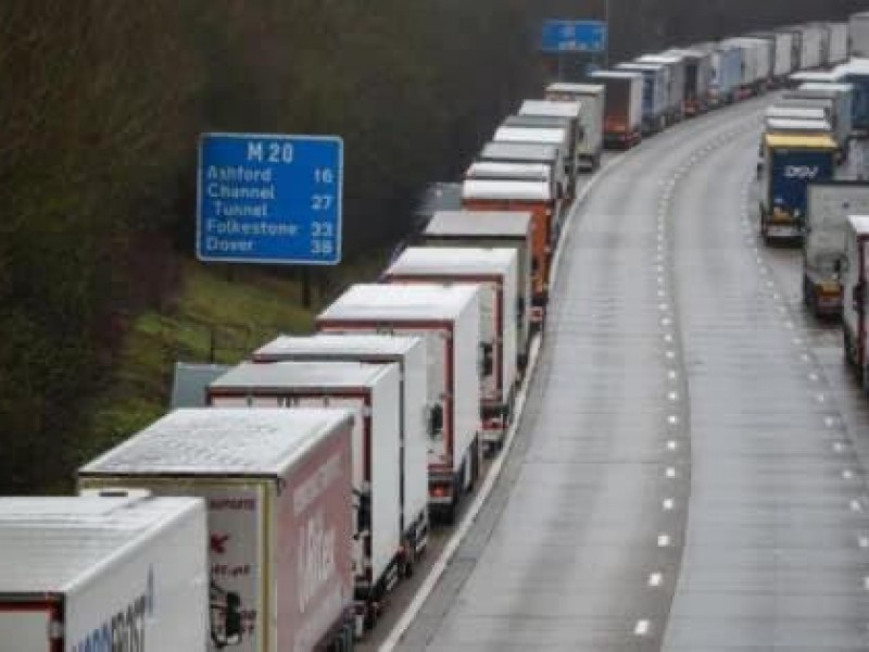 Camiones españoles continúan atrapados en Reino Unido