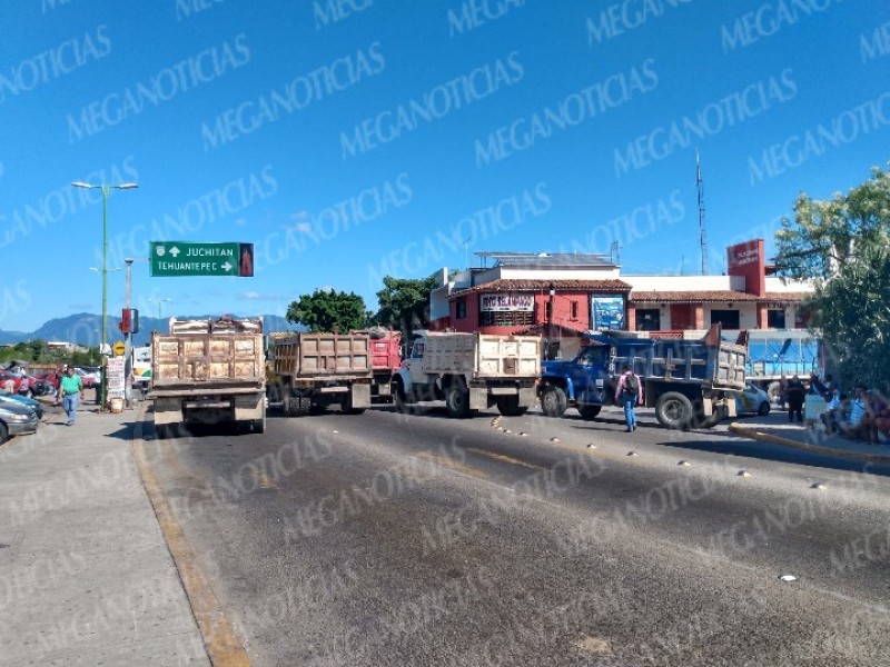 Camioneros materialistas realizan bloqueo en Tehuantepec