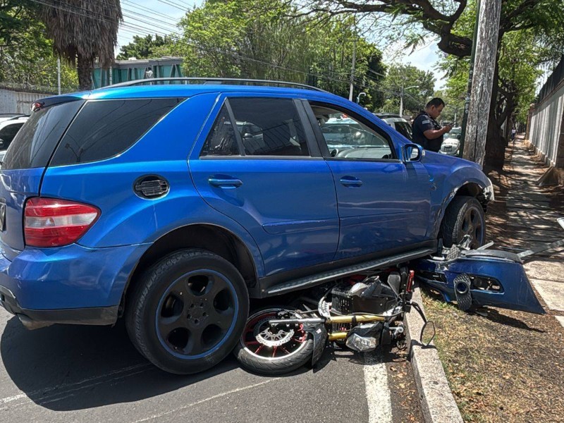 Camioneta arrolla a pareja de motociclistas e intenta huir